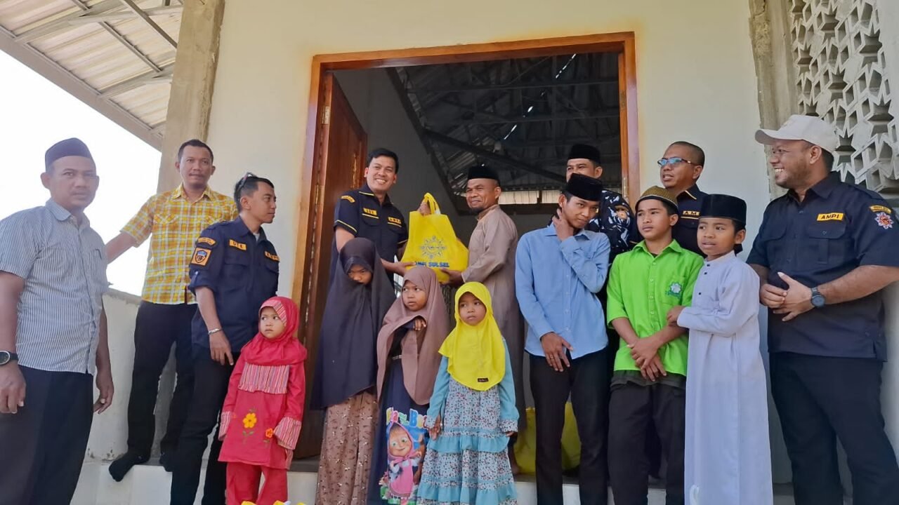 AMPI Sulsel Berbagi Ramadan di Wajo, Anak Panti Terima 100 Paket Sembako