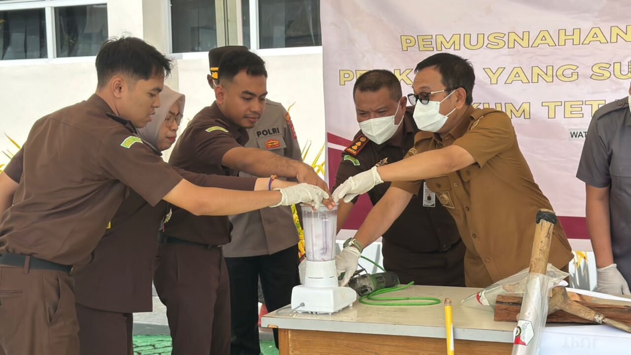 Bupati Soppeng Hadiri Pemusnahan Barang Bukti Perkara Inkrah di Kejari Soppeng
